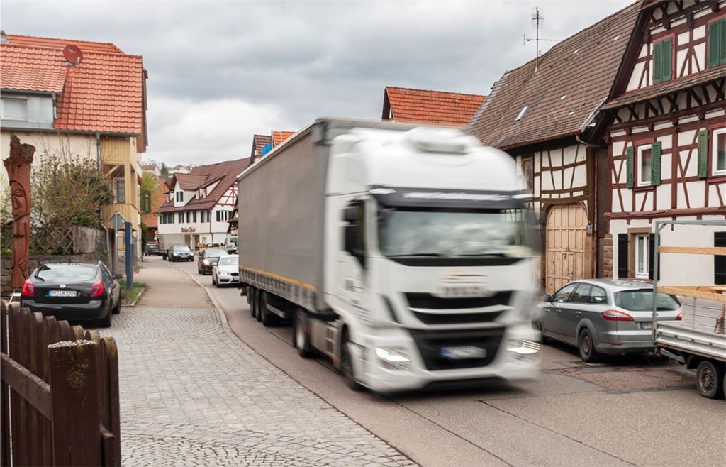 Die Anwohner der Lienzinger Friedenstraße leiden unter Verkehrslärm, vor allem von Lastwagen.Foto: Fotomoment