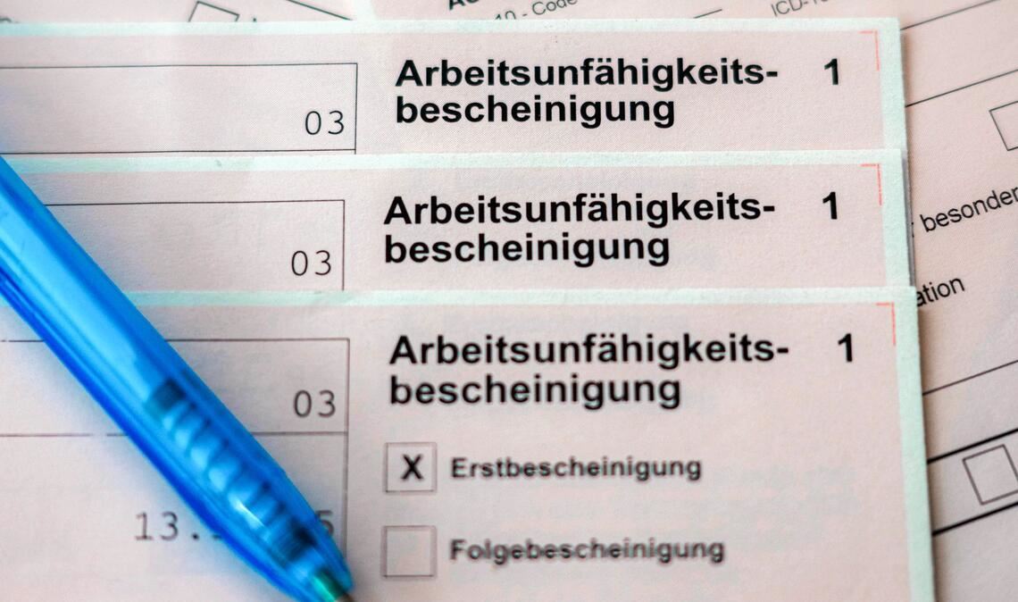 Die Anzahl der Krankheitstage ist bei AOK-Versicherten 2025 leicht gesunken.