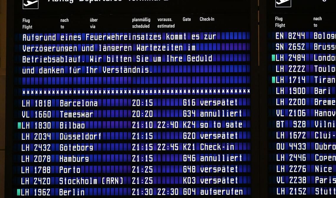 Die Anzeigetafeln des Flughafens zeigten etliche verspätete und annullierte Flüge an..