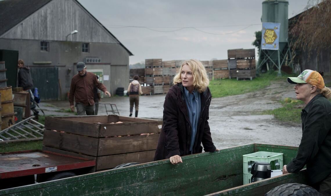 Die Apfelernte steht an; Charlotte (Maria Furtwängler, 2.v.r.) bietet Familie Feldhusen ihre Hilfe an.