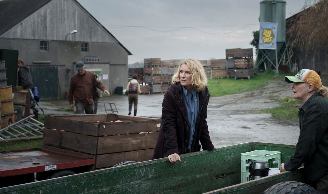 Die Apfelernte steht an; Charlotte (Maria Furtwängler, 2.v.r.) bietet Familie Feldhusen ihre Hilfe an.