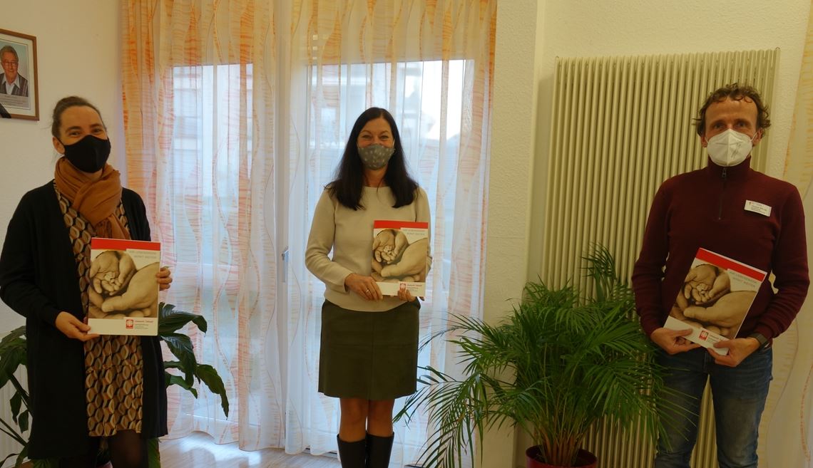 Förderverein gründet Stiftung St. Clara Die Arbeit des Fördervereins wird auf neue Stufe gehoben. Von links: Angelika Hipp, Geschäftsführerin der Caritas-Stifung Lebenswerk Zukunft, Angela Adam , Vorsitzende des Fördervereins St. Clara, und Thomas Schopp, Hausleiter von St. Clara in Illingen. Foto: privat