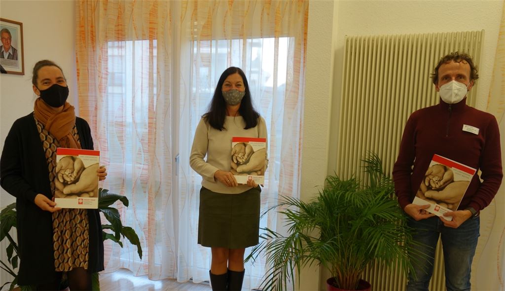 Die Arbeit des Fördervereins wird auf neue Stufe gehoben. Von links: Angelika Hipp, Geschäftsführerin der Caritas-Stifung Lebenswerk Zukunft, Angela Adam , Vorsitzende des Fördervereins St. Clara, und Thomas Schopp, Hausleiter von St. Clara in Illingen. Foto: privat