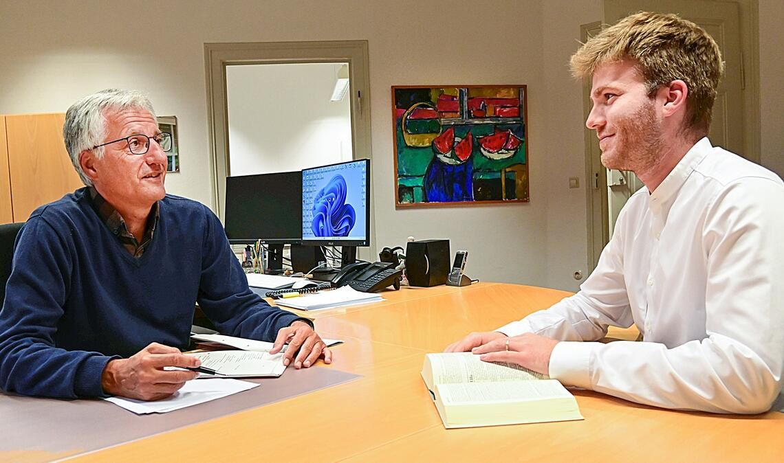 Die Arbeit findet nicht nur bei Verhandlungen im Sitzungsraum des Amtsgerichts statt: Direktor Dr. Bernd Lindner (li.) und Richter Rüdiger Grimm im Austausch. Foto Schüller