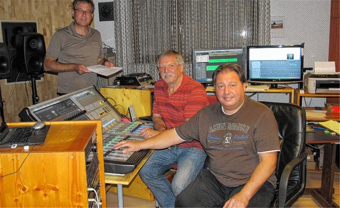 Die Arbeit im Tonstudio – das Bild zeigt v.li. Michael Gutjahr, Franz Halmich und Matthias Pelz – ist beendet. Am 8. November erscheint die neue CD „Komm in die Gärten an der Enz – die schönsten Melodien der Gartenschau“ mit insgesamt 14 Titeln.