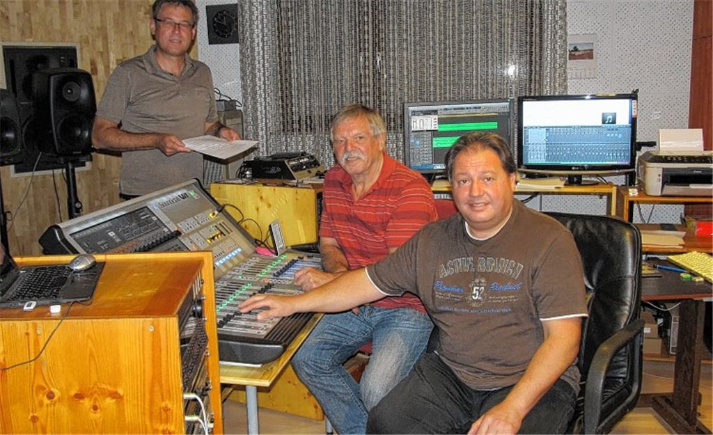Die Arbeit im Tonstudio – das Bild zeigt v.li. Michael Gutjahr, Franz Halmich und Matthias Pelz – ist beendet. Am 8. November erscheint die neue CD „Komm in die Gärten an der Enz – die schönsten Melodien der Gartenschau“ mit insgesamt 14 Titeln.