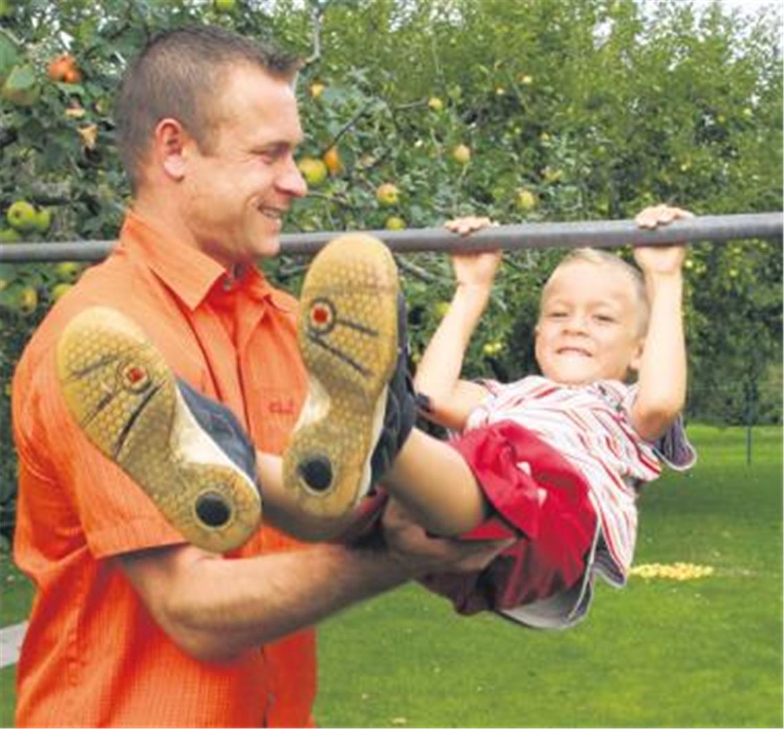 Die Arbeit mit Kindern macht Rainer Moser sichtlich Spaß. An der Reckstange daheim im Garten bringt er auch mal seinem fünfjährigen Neffen Noah den Unterschwung bei. Fotos: Eigner