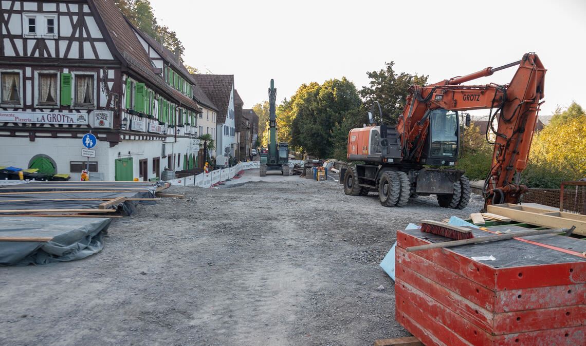 Die Arbeiten an der Straße „Unterm Berg“ dauern länger als gedacht. Foto: Fotomoment