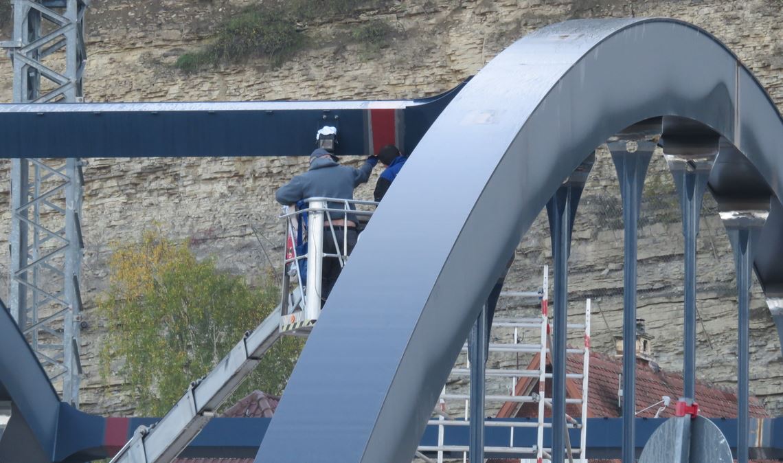 Die Arbeiten an der neuen Herrenwaagbrücke erfordern vollen Einsatz an unterschiedlicher Stelle, auch hoch oben. Fotos: Becker