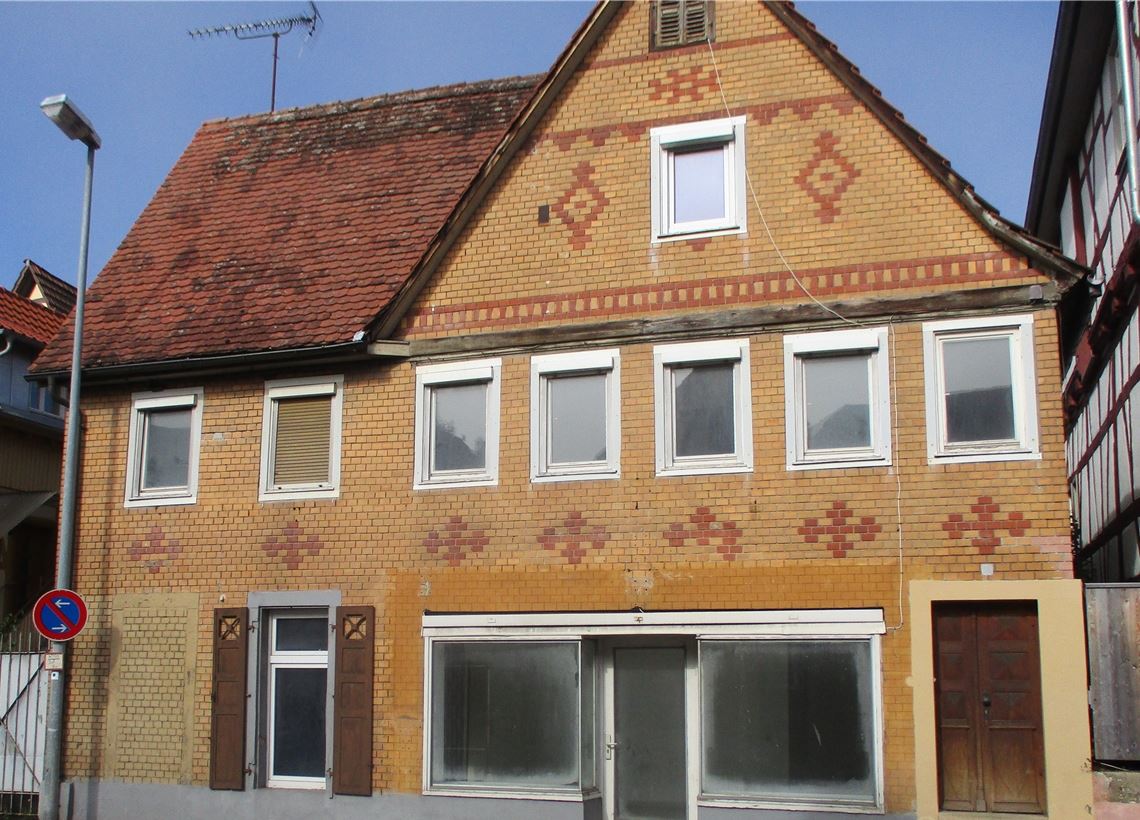 Die Arbeiten zum Abbruch des Gebäudes in der Friedenstraße 12 sind jetzt angelaufen, derzeit wird das Gebäude entkernt. Foto: privat