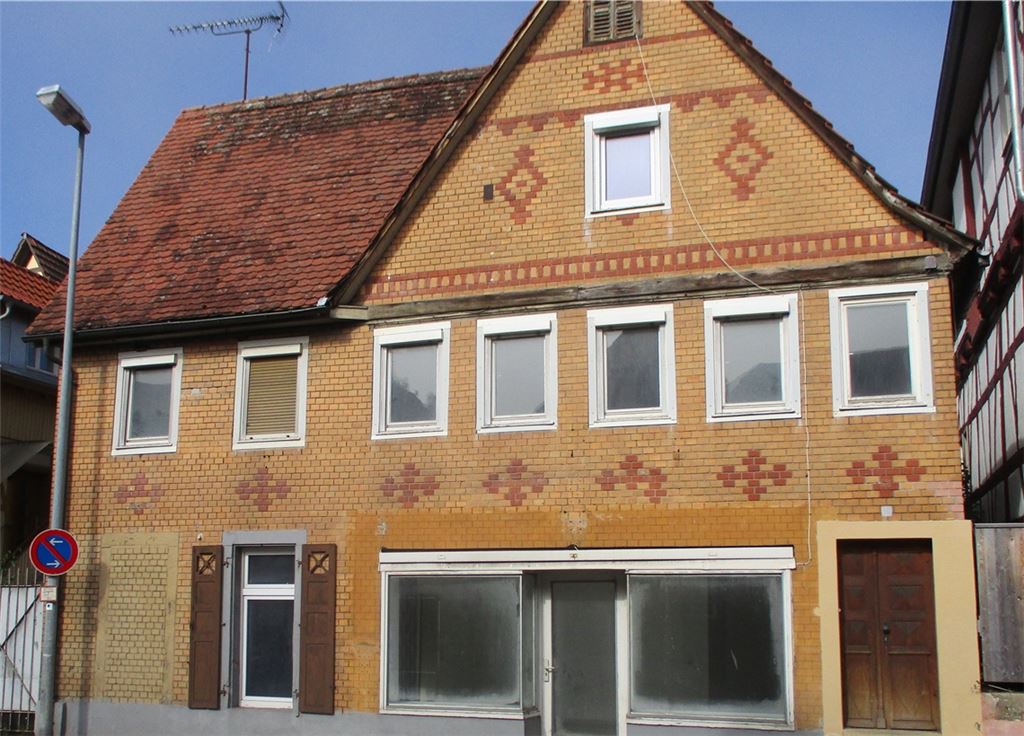 Die Arbeiten zum Abbruch des Gebäudes in der Friedenstraße 12 sind jetzt angelaufen, derzeit wird das Gebäude entkernt. Foto: privat