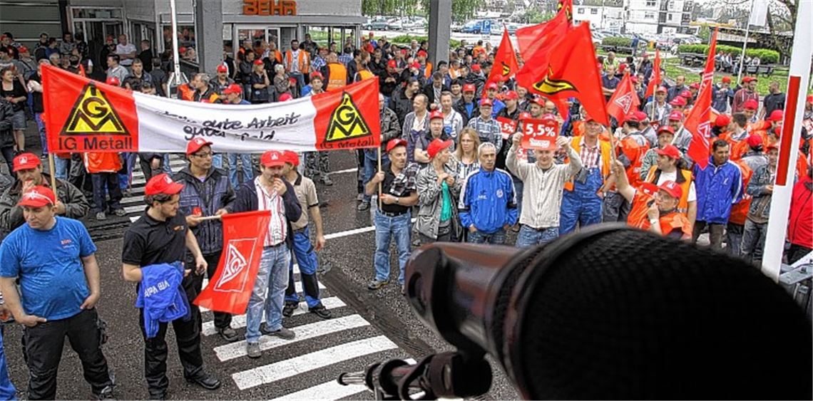 Die Arbeitnehmer der Metall- und Elektroindustrie sind gerüstet für den Arbeitskampf und machen dies bei einer Kundgebung vor den Toren des Mühlacker Behr-Werks deutlich. Am Montag folgt laut dem Bevollmächtigten der IG Metall Pforzheim Martin Kunzmann ein Warnstreik bei Witzenmann in Pforzheim: „Wir wollen nicht nur Wasser, sondern auch Fleisch in der Suppe.“ 