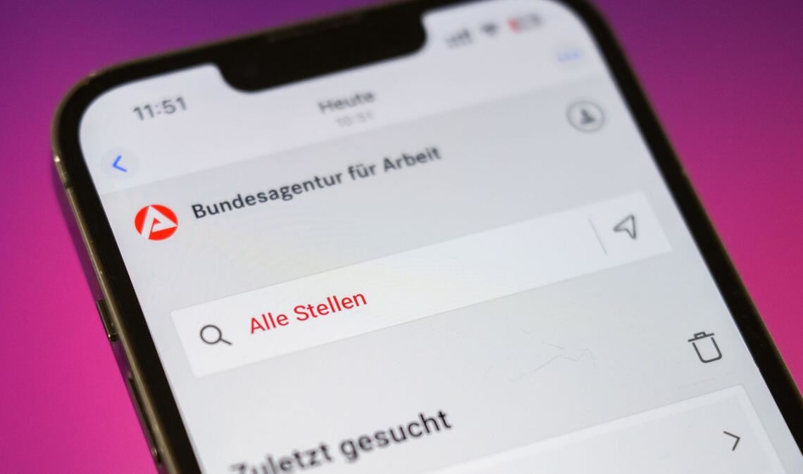 Die Arbeitslosigkeit in Deutschland ist im Februar leicht gesunken, die Zahl der Arbeitslosen bleibt aber oberhalb der Grenze von drei Millionen.