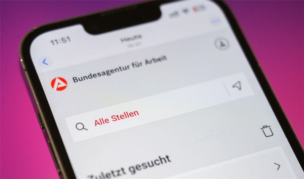 Die Arbeitslosigkeit in Deutschland ist im Februar leicht gesunken, die Zahl der Arbeitslosen bleibt aber oberhalb der Grenze von drei Millionen.