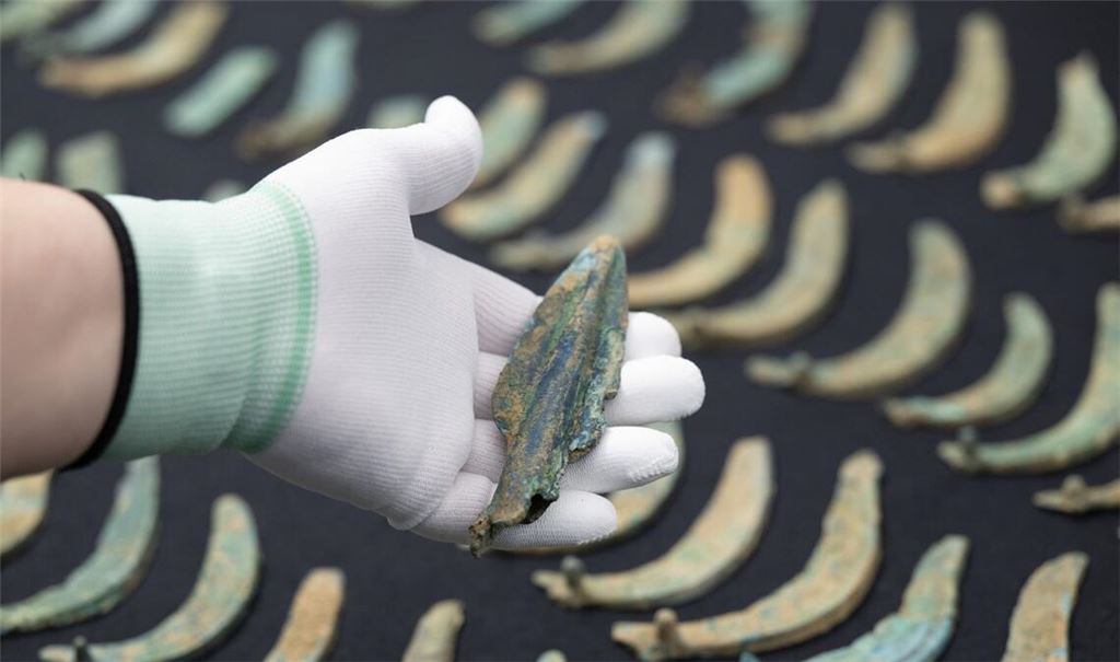 Die Archäologen gehen davon aus, dass die 310 Fundstücke – darunter 136 Sicheln und 50 Beile – zu rituellen Zwecken als Gabe für Götter in die Erde gebracht worden.