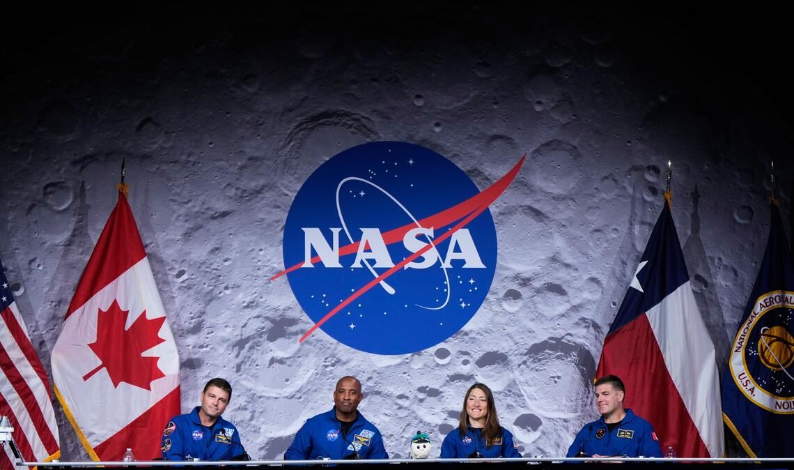Die "Artemis-2"-Besatzung der NASA - die NASA-Astronauten Reid Wiseman, Victor Glover und Christina Koch sowie der Astronaut Jeremy Hansen von der kanadischen Weltraumbehörde (CSA) - sprechen während einer Pressekonferenz in Houston.