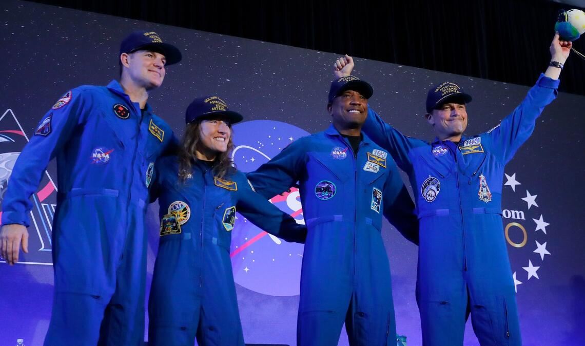 Die "Artemis 2"-Crew, Jeremy Hansen (l-r), Christina Koch, Victor Glover und Reid Wiseman, kommt am Ende einer Rückkehrfeier in die Mitte einer Bühne.