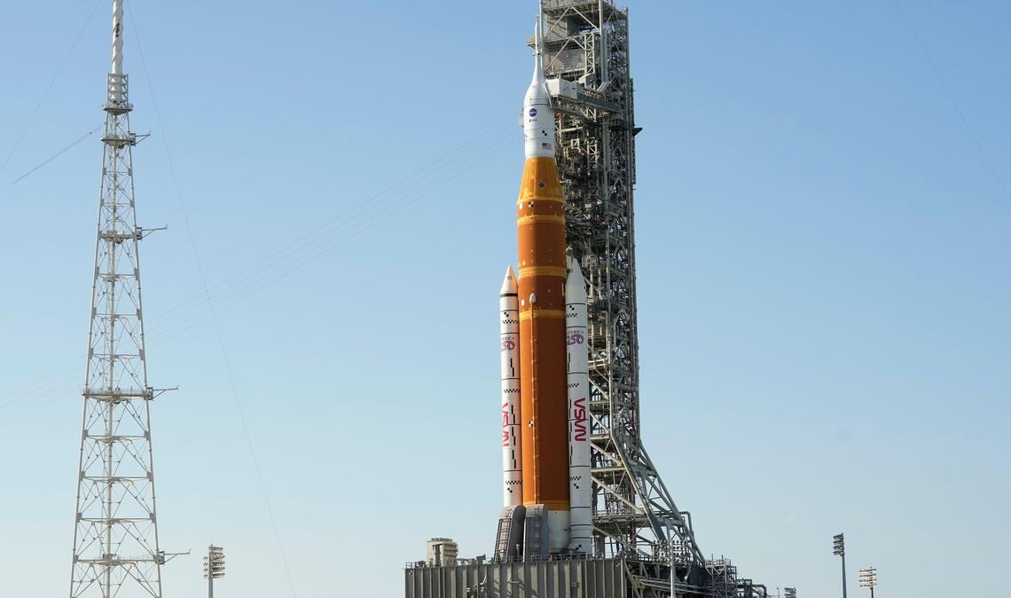 Die  "Artemis 2" der NASA mit dem Orion-Raumschiff steht auf der Startrampe.