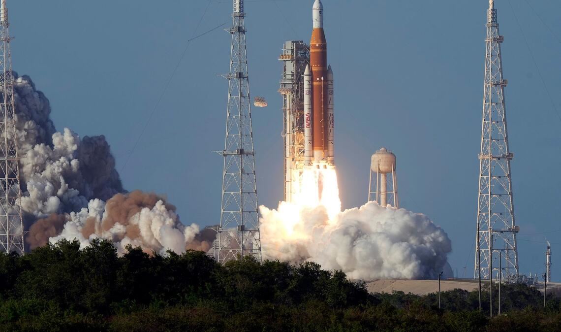 Die Artemis II-Mondrakete der NASA hebt ab.