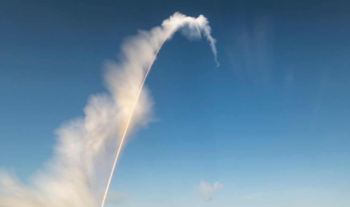 Die Artemis II-Mondrakete der NASA hebt von der Startrampe 39-B des Kennedy Space Center ab.