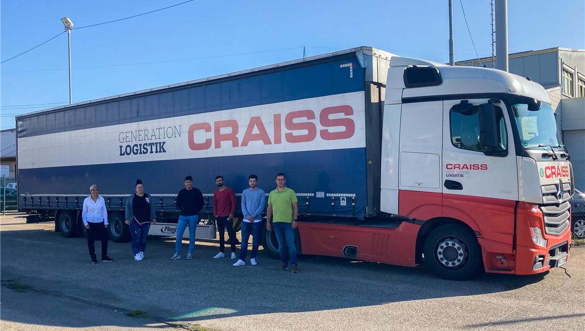 Die Assistentin Personal und Ausbildung Susanne Mei (links) und Ausbilder Thomas Düwert (rechts) heißen die vier neuen Auszubildenden der in Mühlacker ansässigen Craiss Generation Logistik GmbH&Co. KG willkommen.Foto: Craiss
