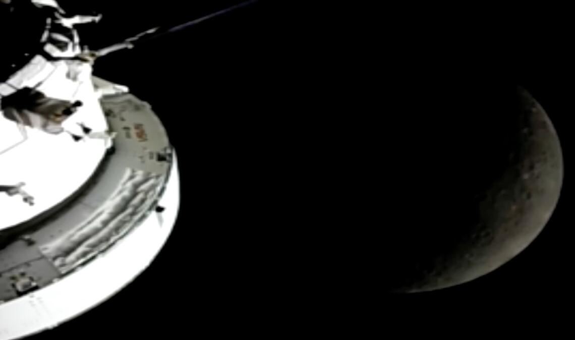 Die Astronauten sind dem Mond nahe gekommen.