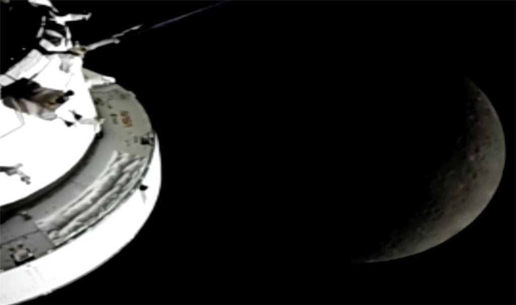 Die Astronauten sind dem Mond nahe gekommen.