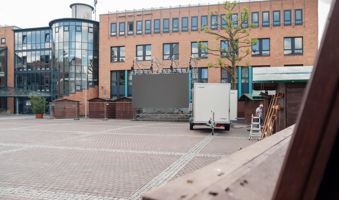 Die Aufbauarbeiten auf dem Kelterplatz sind in vollem Gange: Ab Freitagabend wird beim „Public Open“ die Stadtmitte zur Fußballarena und zum Kinosaal. Foto: Fotomoment