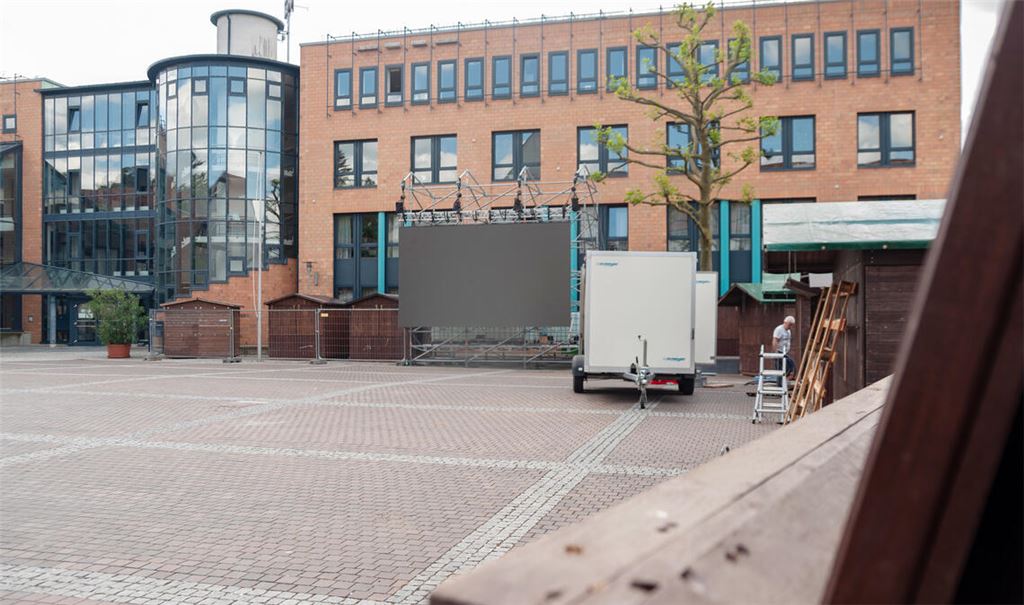 Die Aufbauarbeiten auf dem Kelterplatz sind in vollem Gange: Ab Freitagabend wird beim „Public Open“ die Stadtmitte zur Fußballarena und zum Kinosaal. Foto: Fotomoment