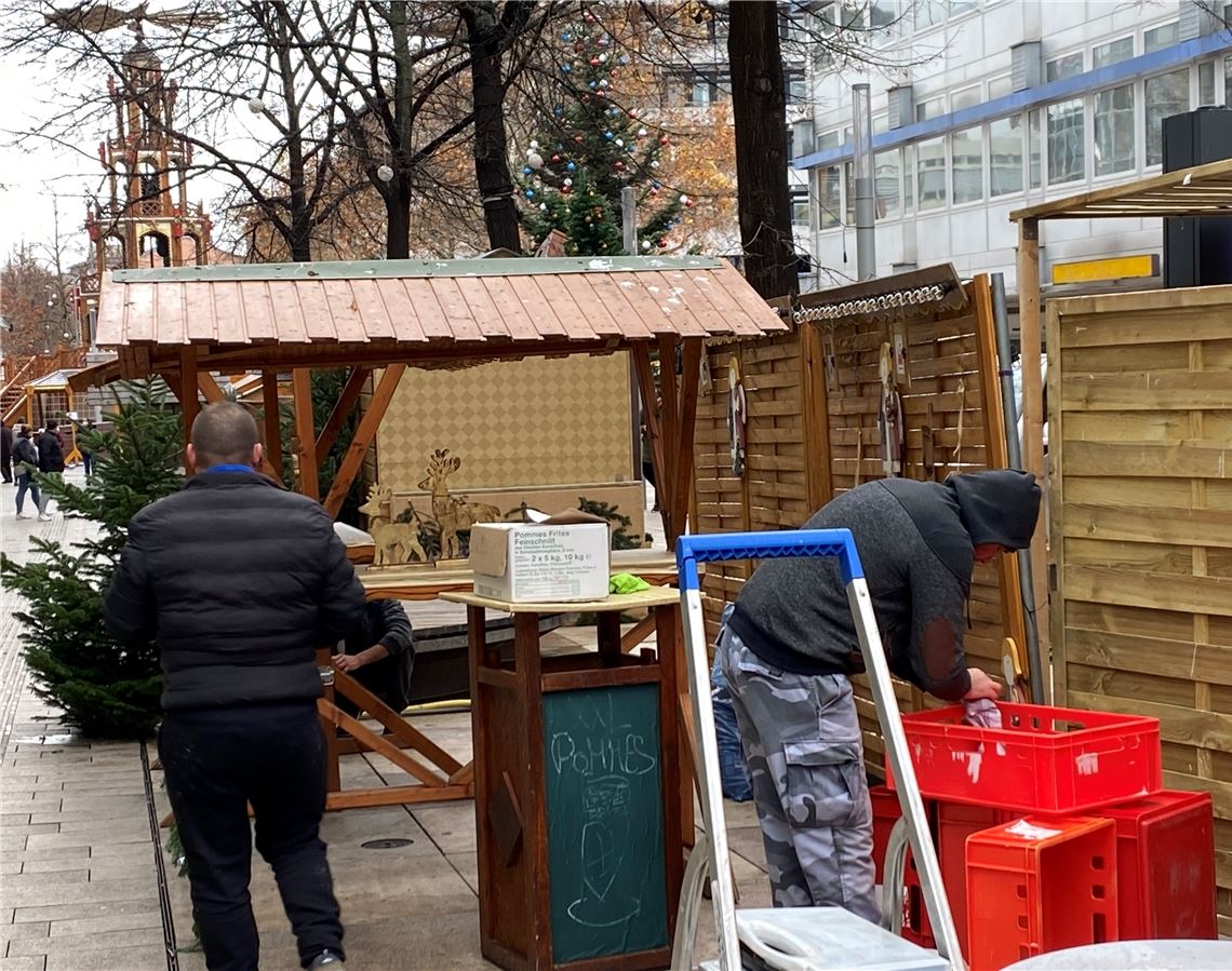 Die Aufbauarbeiten für den Weihnachtsmarkt in Pforzheim gehen weiter. Foto: Roth