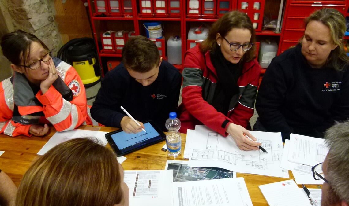 Rotkreuzler trainieren
für den Notfall Die Aufgabe: eine Notunterkunft für den Katastrophenfall planen. Foto: Florian Lang/DRK