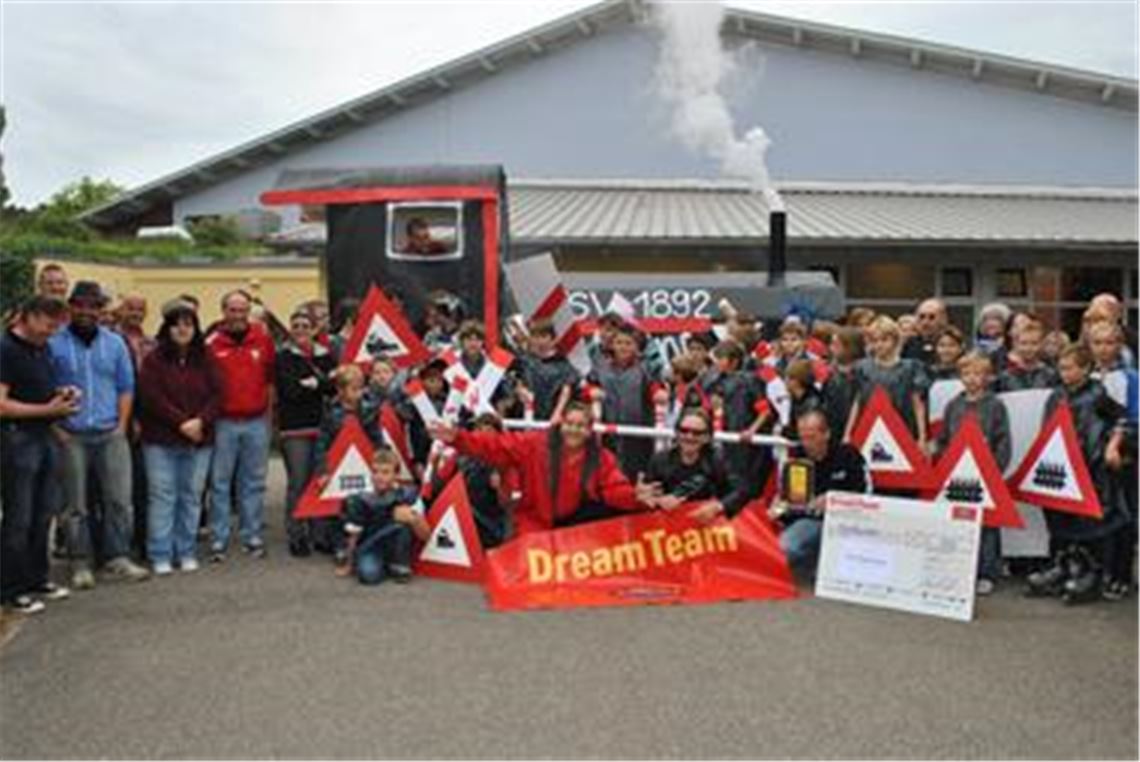 Die Aufgabe perfekt gelöst: alle Teilnehmer der Spielaktion in Wiernsheim freuen sich über den errungenen Sieg. 
Foto: Stahlfeld