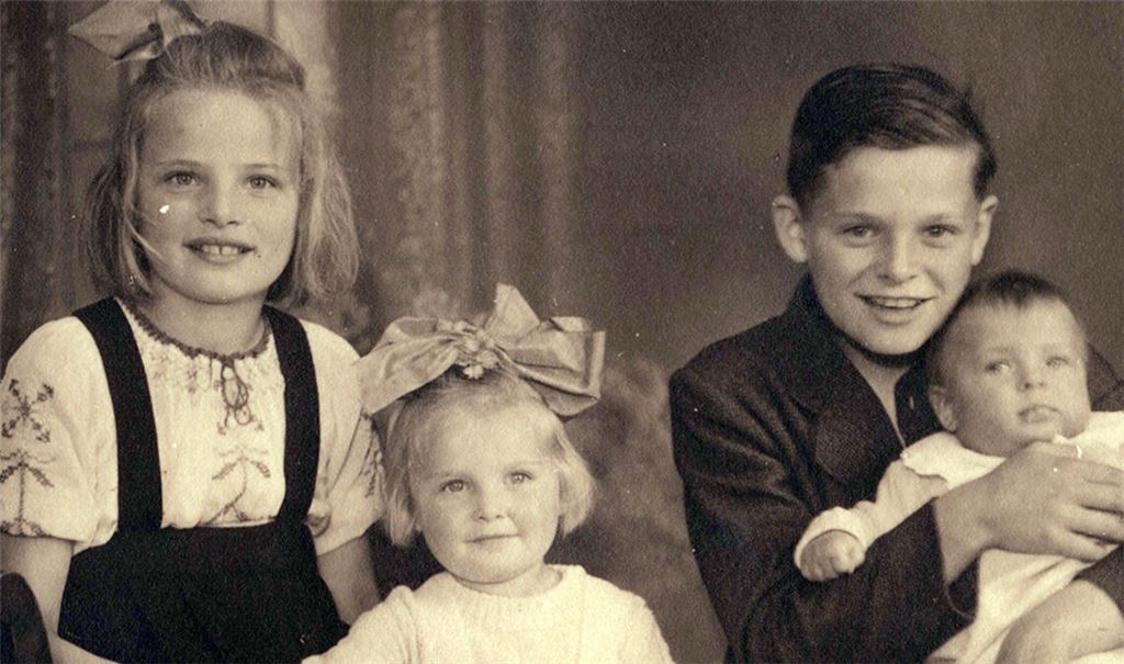 Die Aufnahme links zeigt die vier Kinder der Birkenfelder Familie, v.li. Hilde, Rosemarie, Günther und Vera. Rosemarie, die zweitjüngste Tochter, wurde noch in Birkenfeld konfirmiert (zweites Foto unten) und verschwand im selben Jahr kurz nach der Auswanderung spurlos. Das dritte Bild zeigt sie 1993. Es stammt von einer Freundin. Fotos: privat
