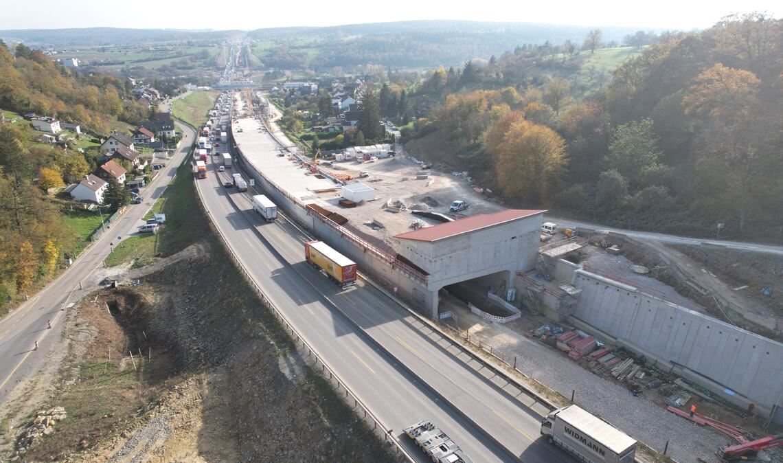 Die Aufnahme zeigt den Bau der 380-Meter-Lärmschutzeinhausung in Fahrtrichtung Stuttgart. Foto: Autobahn GmbH Niederlassung Südwest