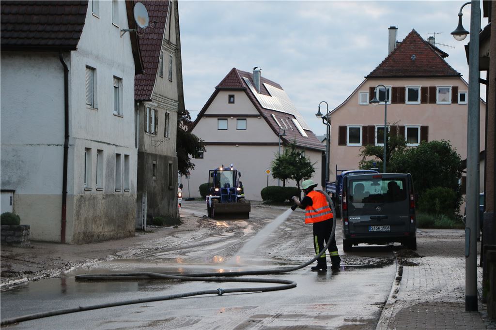 Die Aufräumarbeiten dauern bis in den Morgen an. Fotos: Deeg.