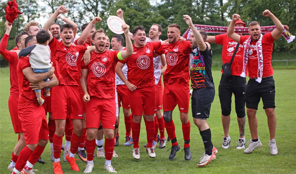 Die Aufsteiger des TSV Maulbronn bejubeln ihren Erfolg. Jetzt wartet in der A-Liga von Sonntag an harte Arbeit auf die Fußballer. Foto: Archiv
