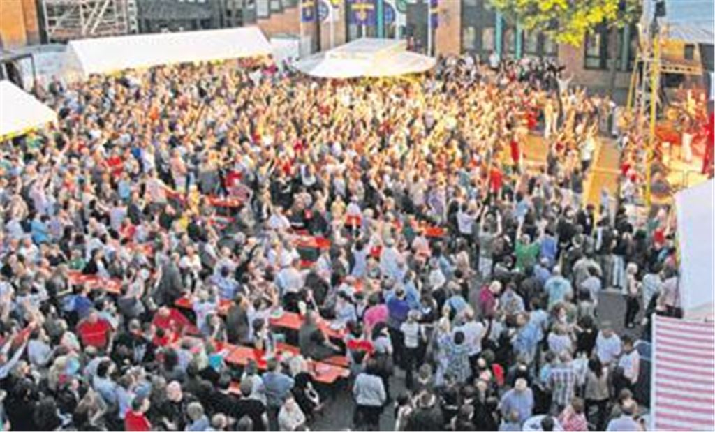 Die Auftritte der Bands milesTone und Phil locken am Samstagabend das Publikum auf den Mühlacker Kelterplatz. Auch die Gruppen, die am Sonntag die Bühne betreten, treffen den Geschmack der Zuhörer. Foto: Hansen