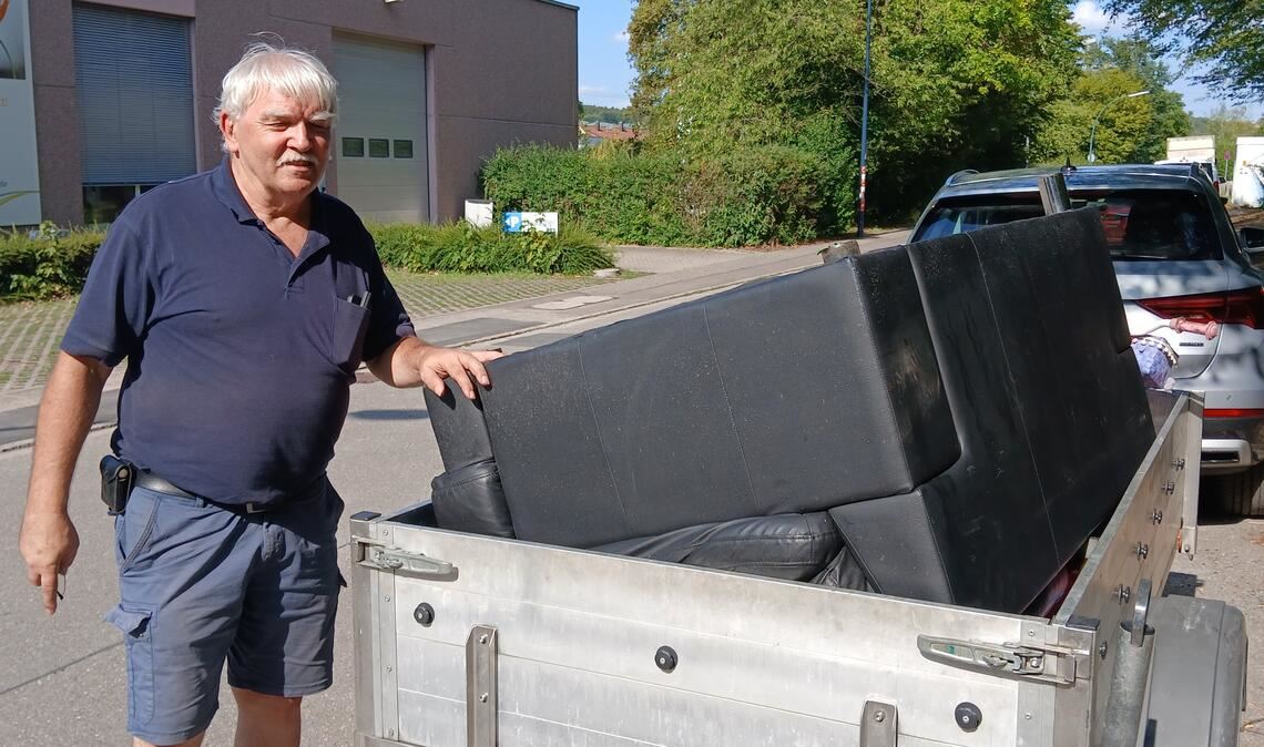 Die „Ausbeute“ vom Mittwoch: Was an Sperrmüll am Container auf dem Parkplatz Goethestraße abgeladen wurde, füllt den Anhänger von Thomas Krack. Fotos: privat/Eier