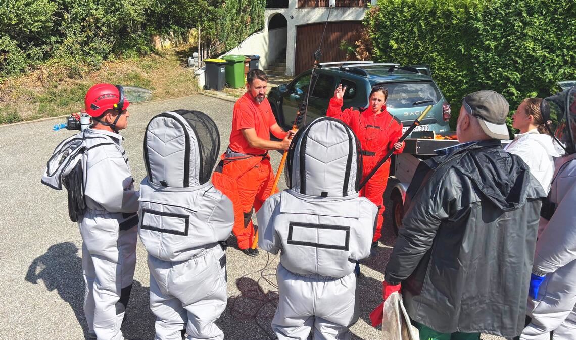 Die Ausbilder Bianca Duventäster und Michael Gues zeigen ihren Schülern, wie der Einsatz mit der Lanze und der möglichen Absaugung funktioniert. Fotos: Schüller