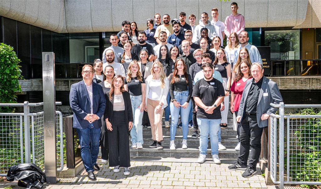 Die Ausbildungsbotschafter strahlen nach der Ehrung. Mit ihrem Engagement und ihren Schuleinsätzen haben sie junge Leute auf Augenhöhe bei ihrer Berufsorientierung unterstützt und wertvolle Einblicke in verschiedene Berufsfelder gegeben. Links vorn: Knut Lohrisch, Mitglied der Geschäftsführung der IHK Nordschwarzwald, und Lütviye Cetin, Koordination des Projekts Ausbildungsbotschafter. Rechts: Martin Exner, Dozent für die Schulungen der Ausbildungsbotschafter. Foto: IHK Nordschwarzwald/Michael Hasch