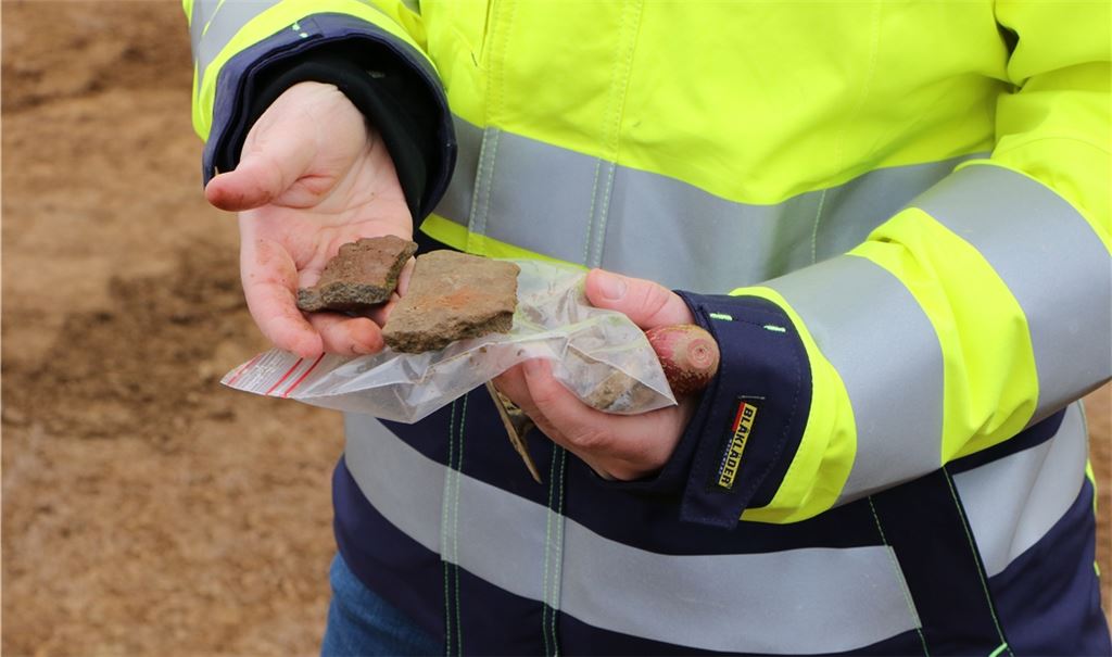 Die Ausgrabungsstätte in Knittlingen: Neben Keramik-Bruchstücken haben die Experten im Untergrund des künftigen Baugebiets auch Spuren eines alten Ofens entdeckt. Fotos: Willimek