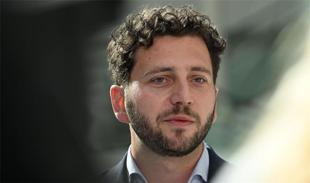 Die Aussagen des Kanzlers seien ihm zu pauschal, sagt der Co-Vorsitzende der Grünen, Felix Banaszak. (Archivbild)