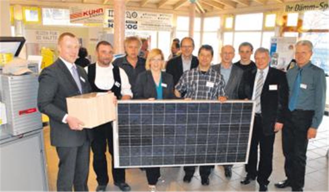 Die Aussteller des ersten Energietags in Wiernsheim freuen sich über das große Interesse an der Veranstaltung in der Lindenhalle. Dort holen sich zahlreiche Bauherren Tipps.
Foto: Stahlfeld