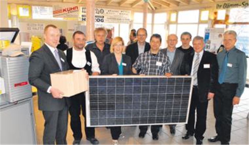 Die Aussteller des ersten Energietags in Wiernsheim freuen sich über das große Interesse an der Veranstaltung in der Lindenhalle. Dort holen sich zahlreiche Bauherren Tipps.
Foto: Stahlfeld