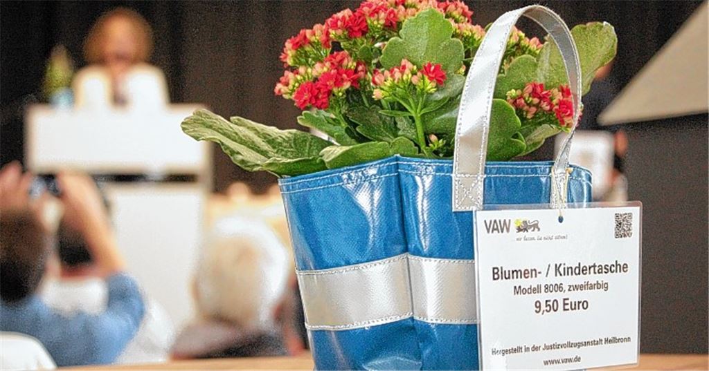 Die Ausstellung zeigt unter anderem eine kleine Tischversion der blauen Taschen, die mit Blumen geschmückt in der Stadt aufgestellt sind.