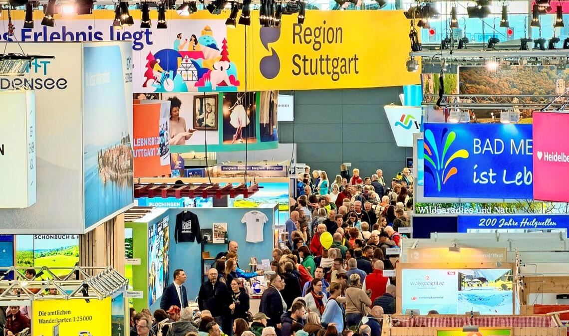 Die Auswahl an Urlaubsreisen ist auf der CMT sehr groß. Die Besucherinnen und Besucher sind zahlreich auf der Suche.