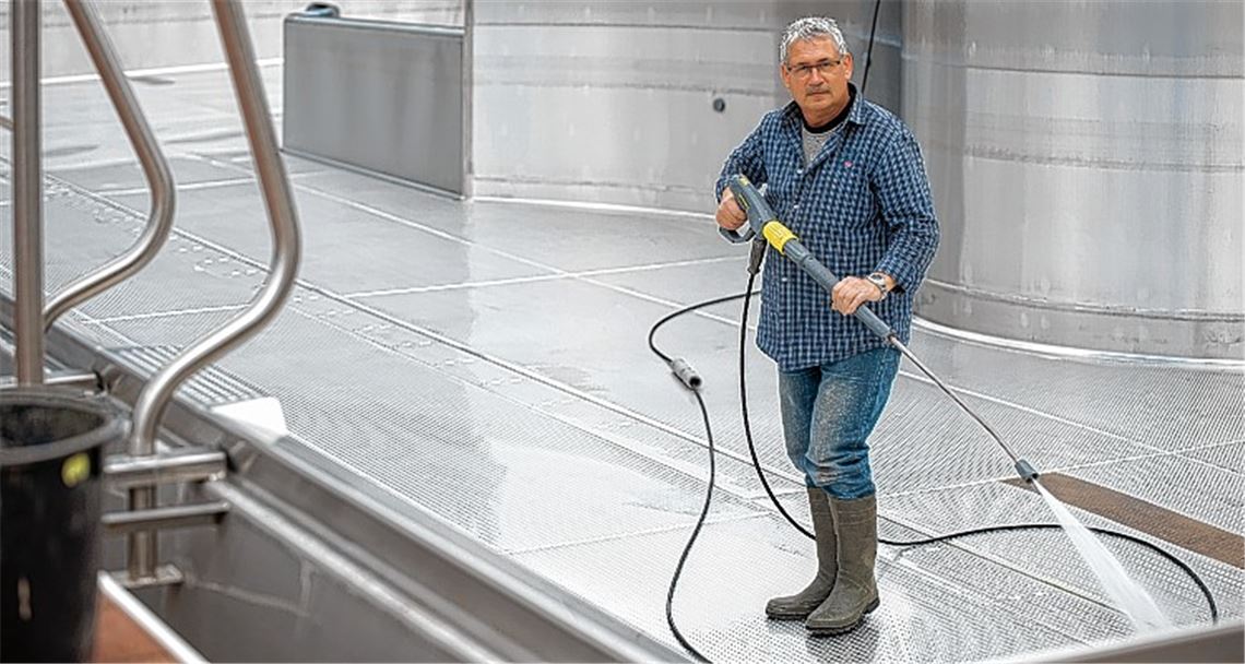 Die Auswinterung hat begonnen: Frühestens an Pfingsten kann Frank Herm das Schwimmkecken auf seinem Campingplatz wieder für die Gäste freigeben.