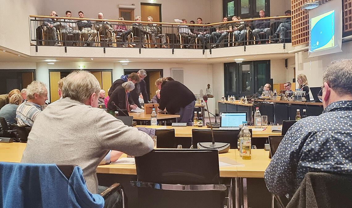 Die Auszählung der Stimmen läuft – und die Spannung bei den Gästen steigt. Foto: Eier