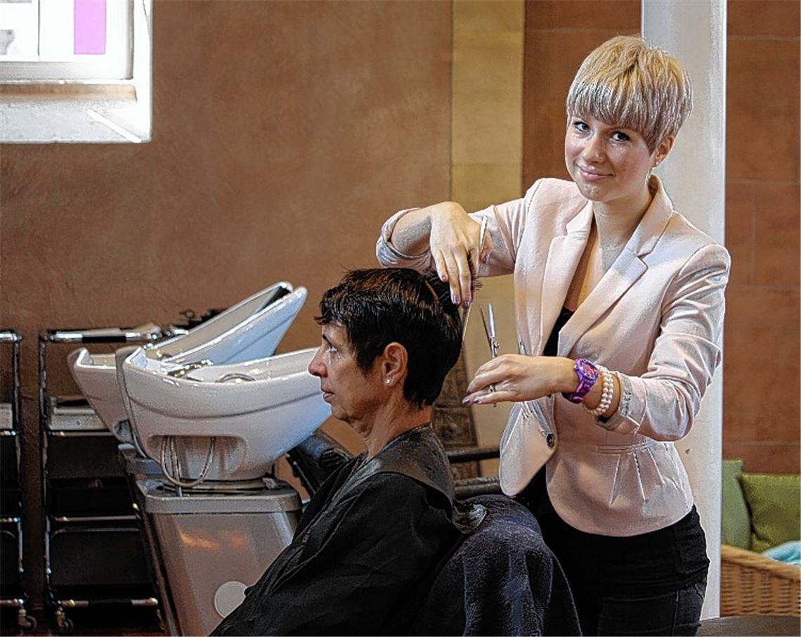 Die Auszubildende Naemi Böhr ist gerne Friseurin und setzt sich große Ziele. 