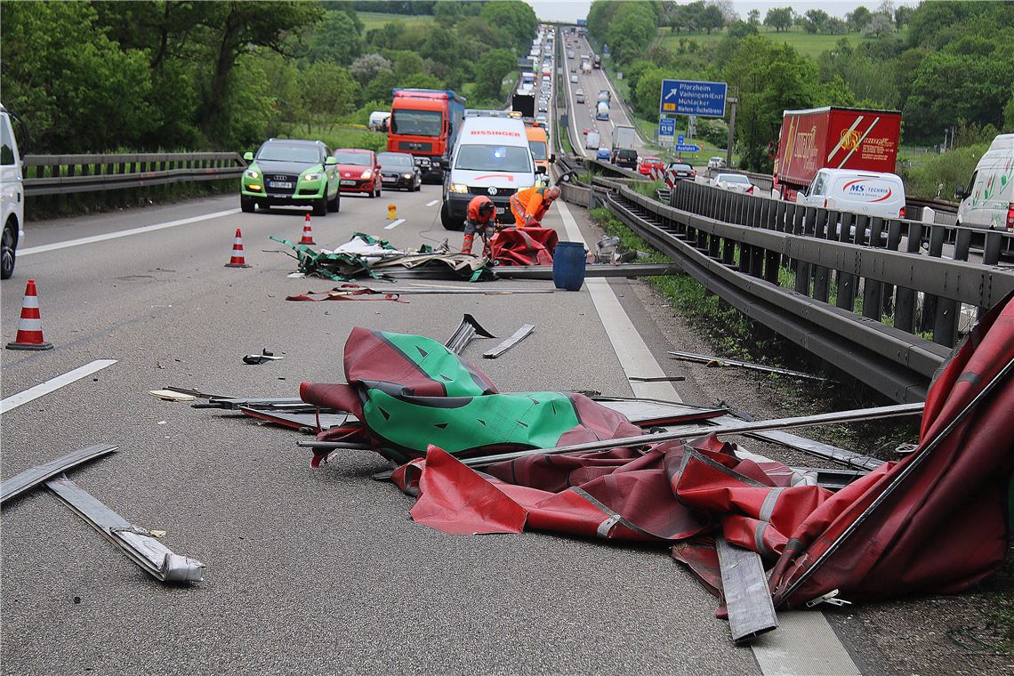 910_0008_110128_rw_Unfall_Sattelzuege_A8